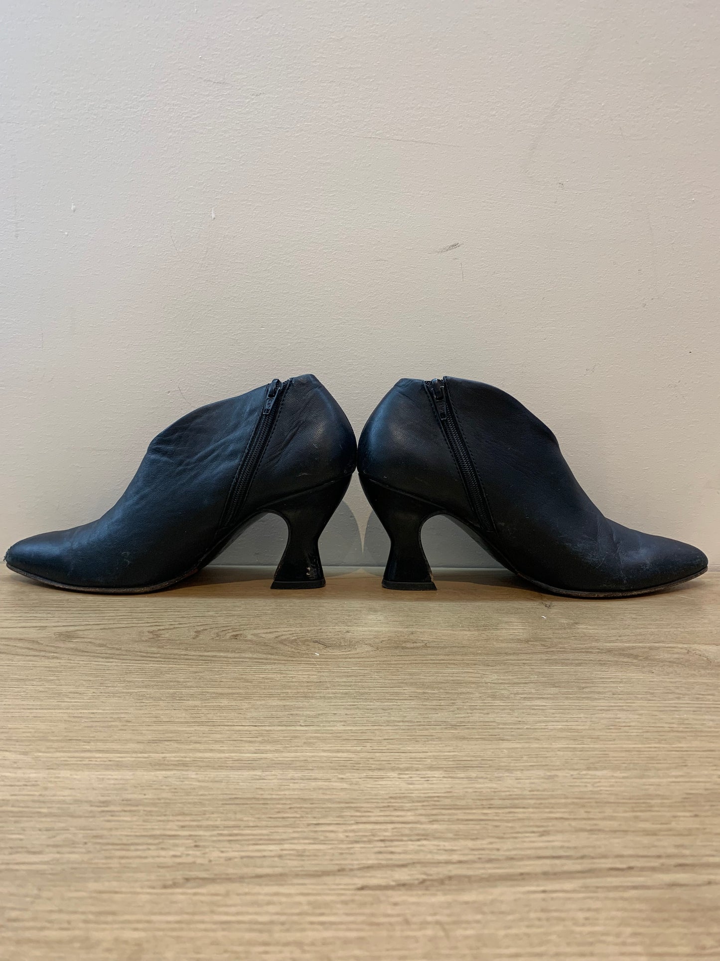 John Fluevog Poser EdieSexy Asymmetrical Leather Pumps 6.5