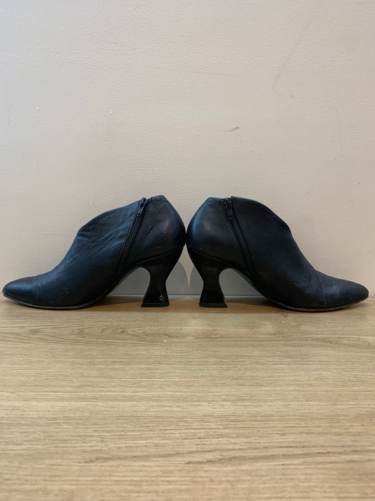 John Fluevog Poser EdieSexy Asymmetrical Leather Pumps 6.5