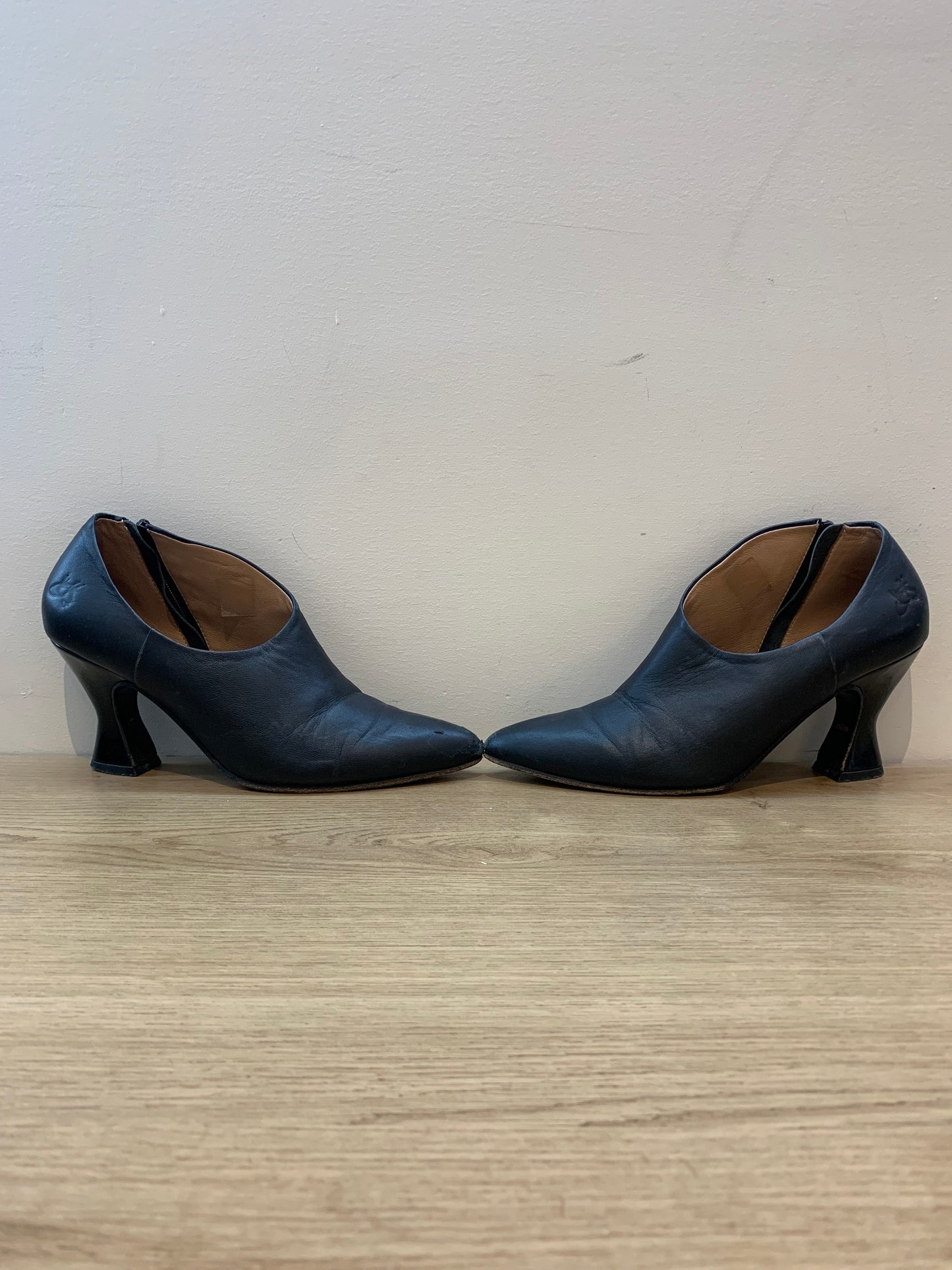 John Fluevog Poser EdieSexy Asymmetrical Leather Pumps 6.5